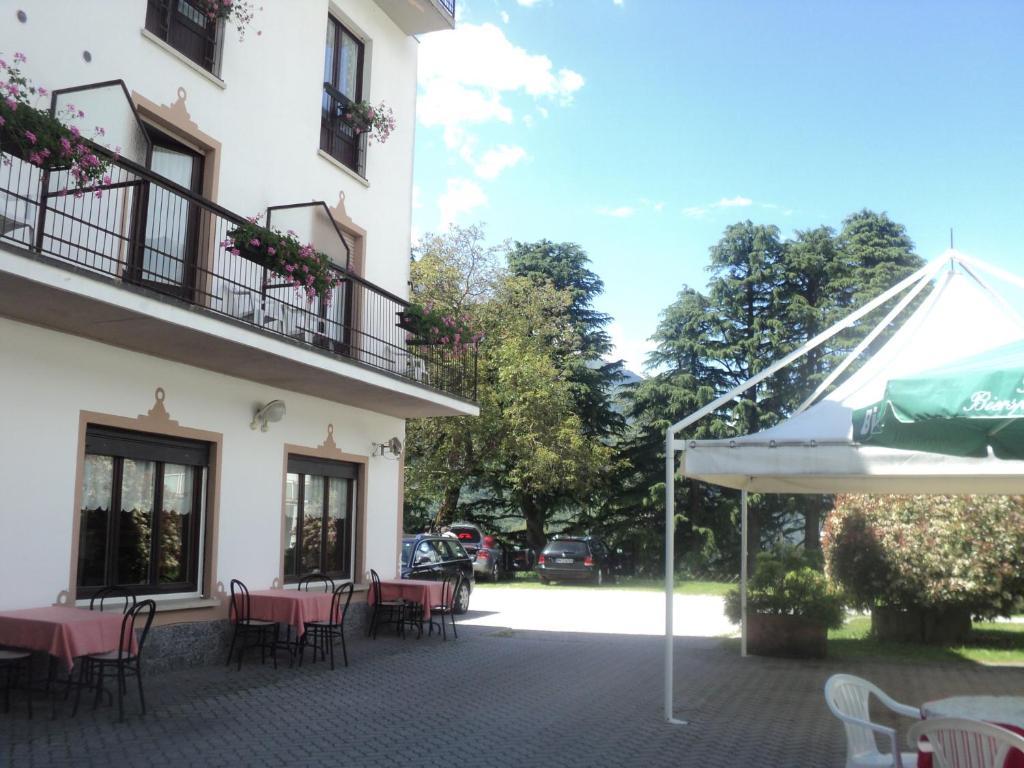 Albergo Del Cacciatore Cremeno Bagian luar foto